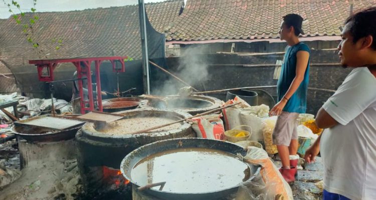 Waspada, Peredaran Gula Merah Berbahan Limbah Kecap dan Arum Manis Kadaluwarsa di Blora