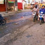 Jalan berlubang, di Kalijaga Cirebon membahayakan pengguna jalan
