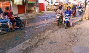 Jalan berlubang, di Kalijaga Cirebon membahayakan pengguna jalan