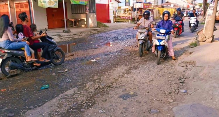 Jalan berlubang, di Kalijaga Cirebon membahayakan pengguna jalan