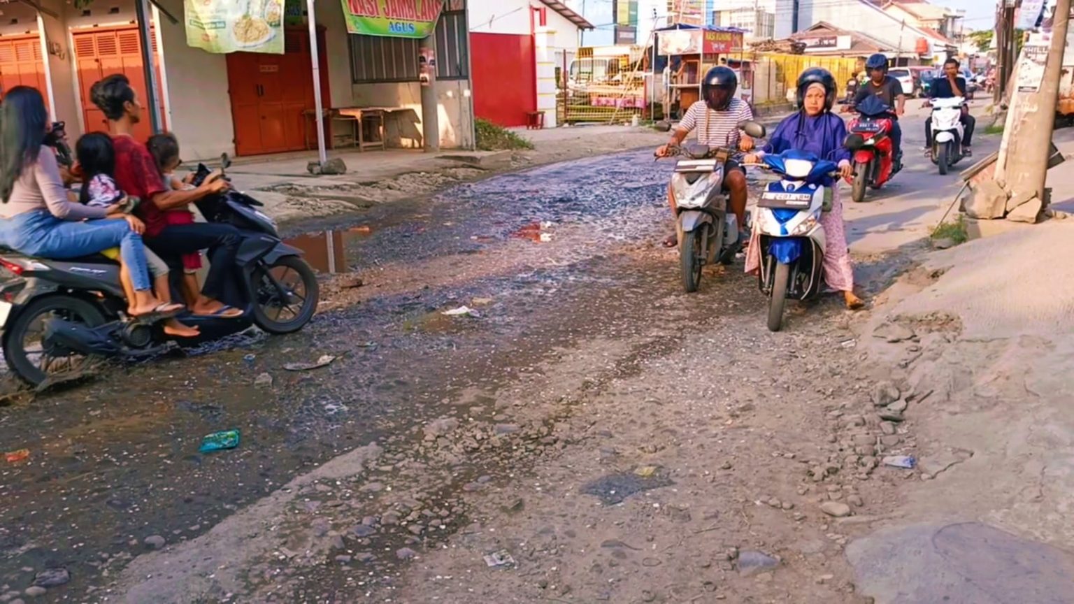 Jalan berlubang, di Kalijaga Cirebon membahayakan pengguna jalan