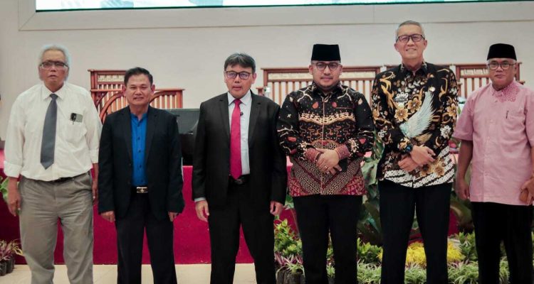 dr Asad Sp.THT. BKL bersama para tokoh dalam konferensi pers KAHMI Jabar