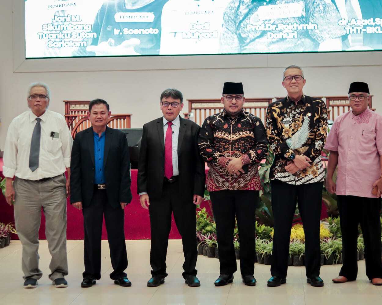 dr Asad Sp.THT. BKL bersama para tokoh dalam konferensi pers KAHMI Jabar