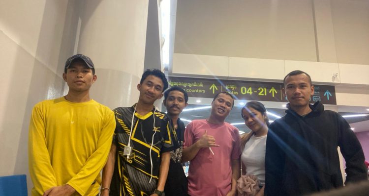 para koraban human trafficking saat tiba di bandara Kamboja menuju Indonesia