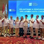 Pengurus baru APINDO Cirebon berfoto bersama seusai dikukuhkan dan dilantik
