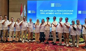 Pengurus baru APINDO Cirebon berfoto bersama seusai dikukuhkan dan dilantik