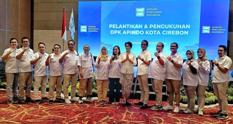 Kepengurusan baru DPK APINDO Cirebon berfoto bersama ketua APINDO Jabar Ning Wahyu Astutik S
