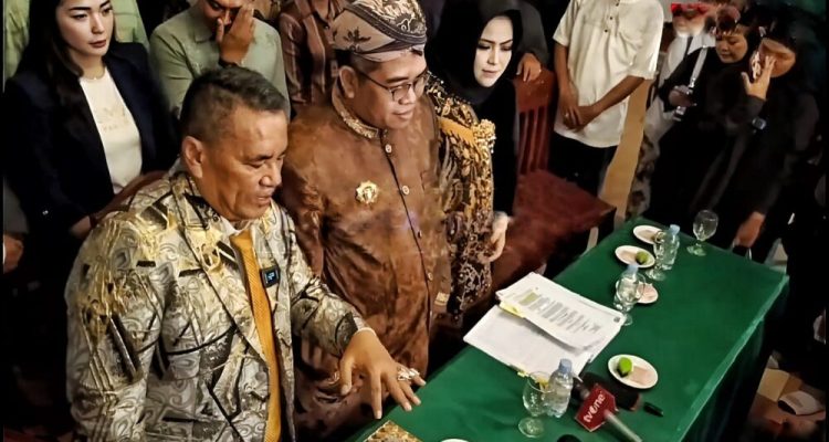 Konferensi Pers Hotman Paris Hutapea di Keraton Kacirebonan