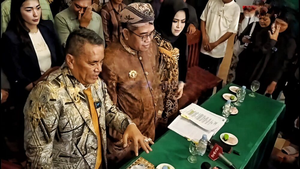 Konferensi Pers Hotman Paris Hutapea di Keraton Kacirebonan