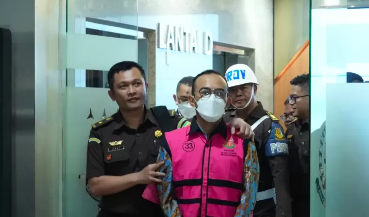 Salah-satu-tersangka-kasus-dugaan-korupsi-tata-kelola-minyak-mentah-dan-produk-kilang-PT-Pertamina.-Puspenkum-Kejagung