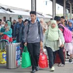Para calon pemudik yang tiba di stasiun Kejasakan Cirebon