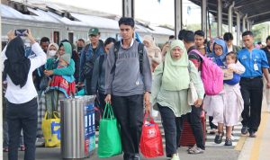 Para calon pemudik yang tiba di stasiun Kejasakan Cirebon