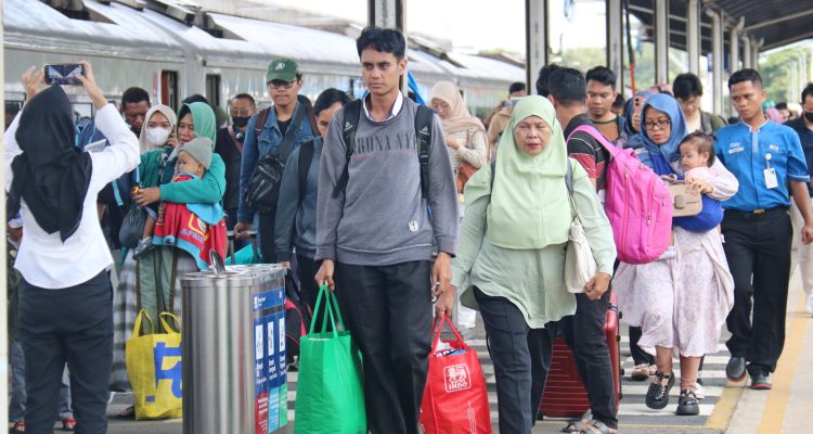 Para calon pemudik yang tiba di stasiun Kejasakan Cirebon